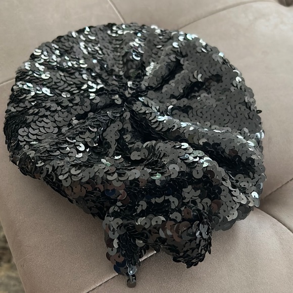 Black sequin beret with sequin bow. Worn once. Perfect condition. - Picture 1 of 4